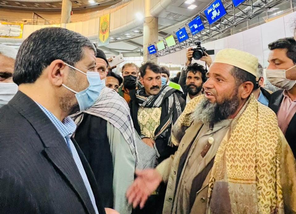وزیر میراث‌فرهنگی، گردشگری و صنایع‌دستی پای درددل مسافران در پایانه مسافربری مشهد
